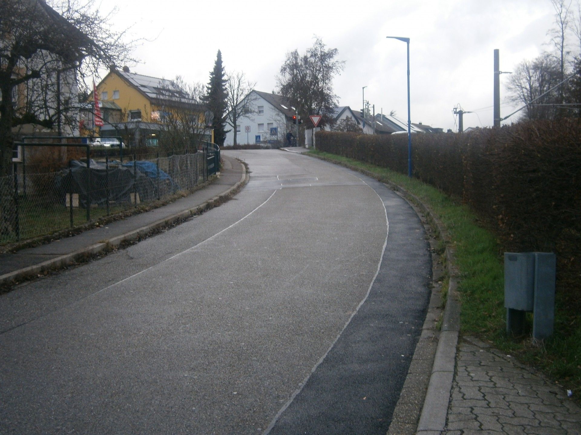 Strasse "An der Bahn": Verlegung des Fußweges auf die östliche Seite?